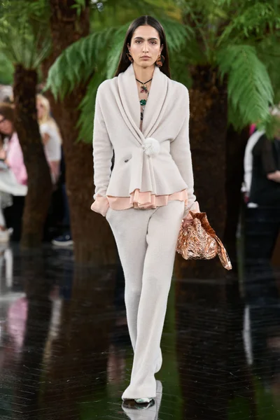 Look 28